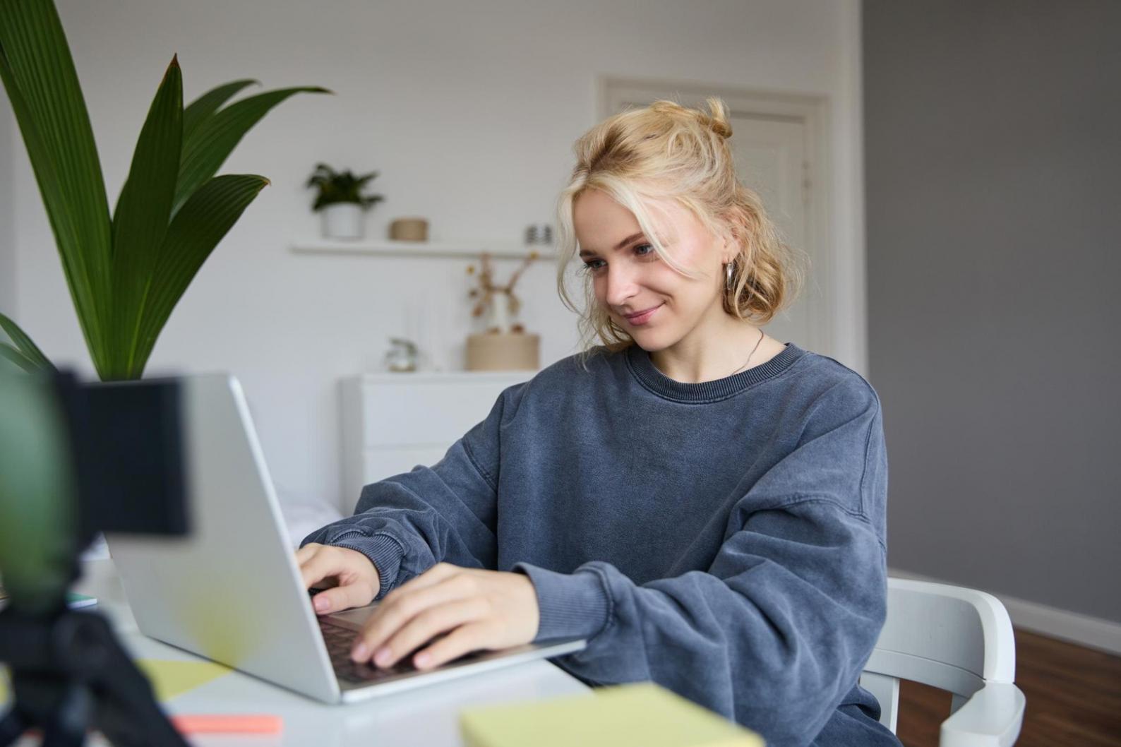 Estudiante trabajando desde casa con rutina estructurada